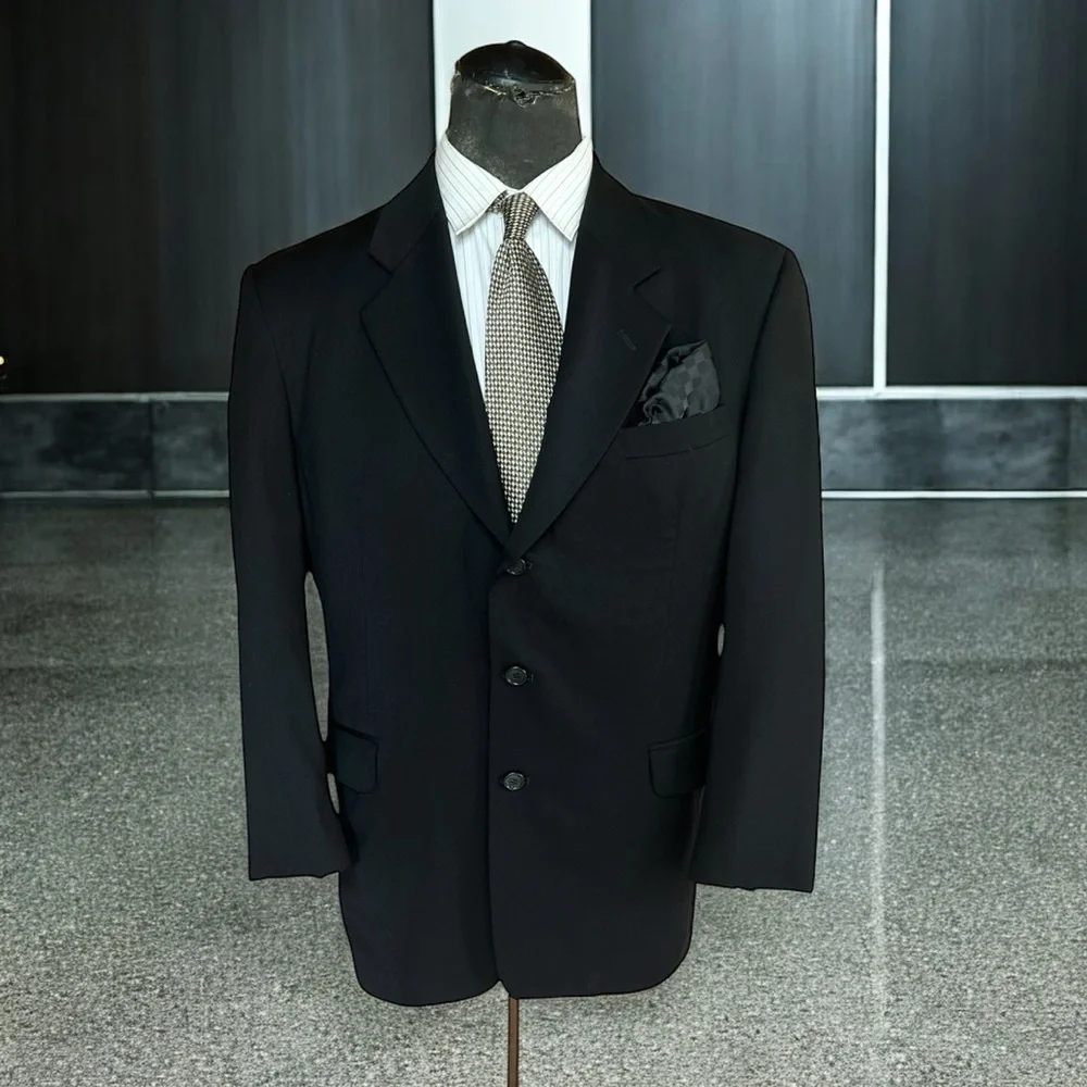 Classic Black Blazer with Structured Shoulders and Notched Lapels 100% Wool. ☑️